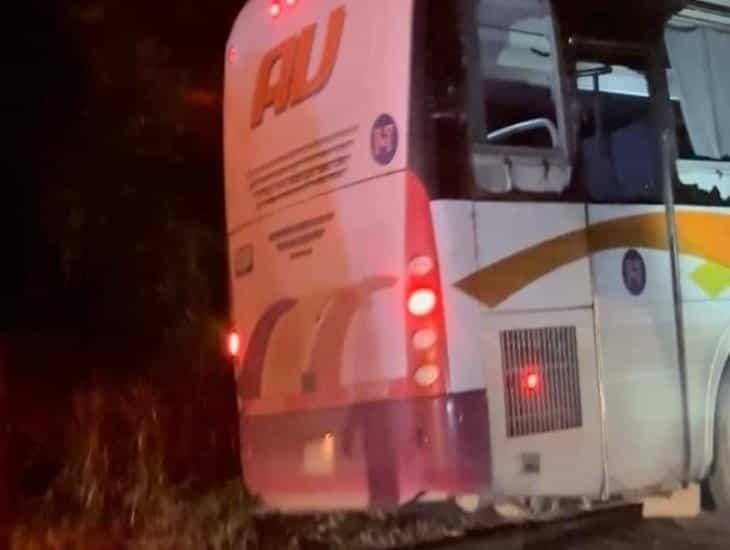 Camión de pasajeros choca contra automóvil en Cosamaloapan