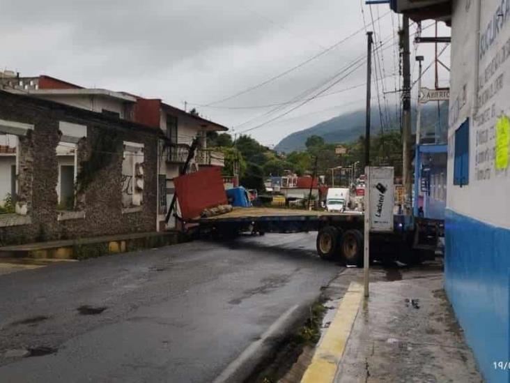 Tráiler se queda sin frenos y derriba poste en Coscomatepec