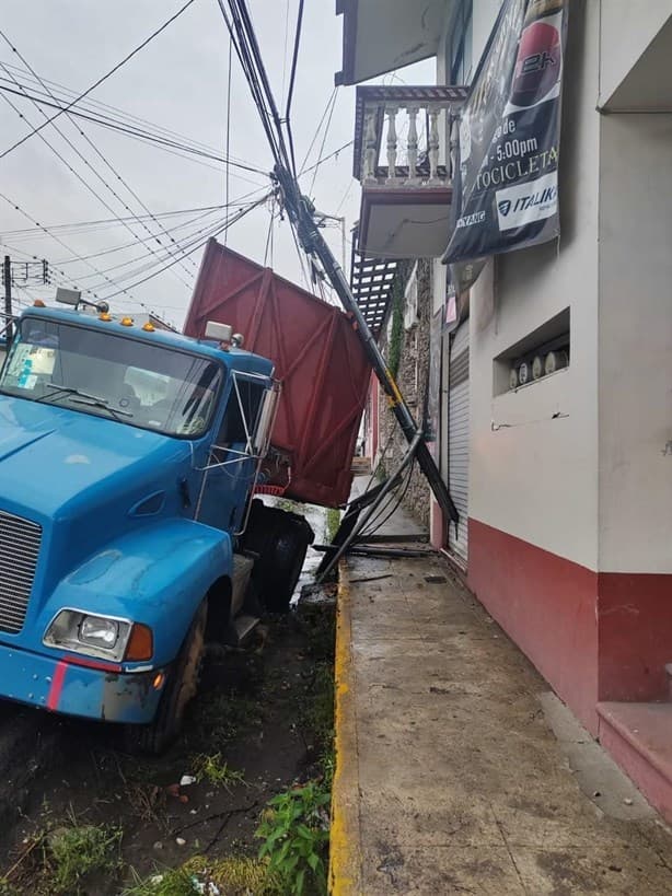 Tráiler se queda sin frenos y derriba poste en Coscomatepec