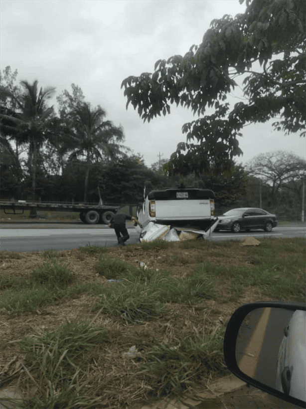 Vuelca camioneta con sacos de abono en carretera federal 140, a la altura de TAMSA