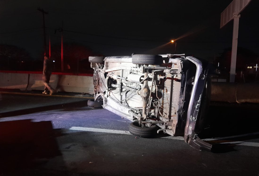Fuerte accidente causa volcadura en autopista Veracruz-Cardel: familia escapa ilesa