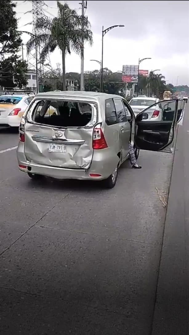 Choque entre camioneta y autobús de pasajeros deja varios lesionados, en Córdoba