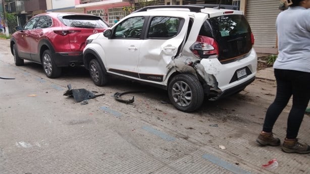 Camioneta sufre aparatosa volcadura en avenida Ruiz Cortines, en Xalapa