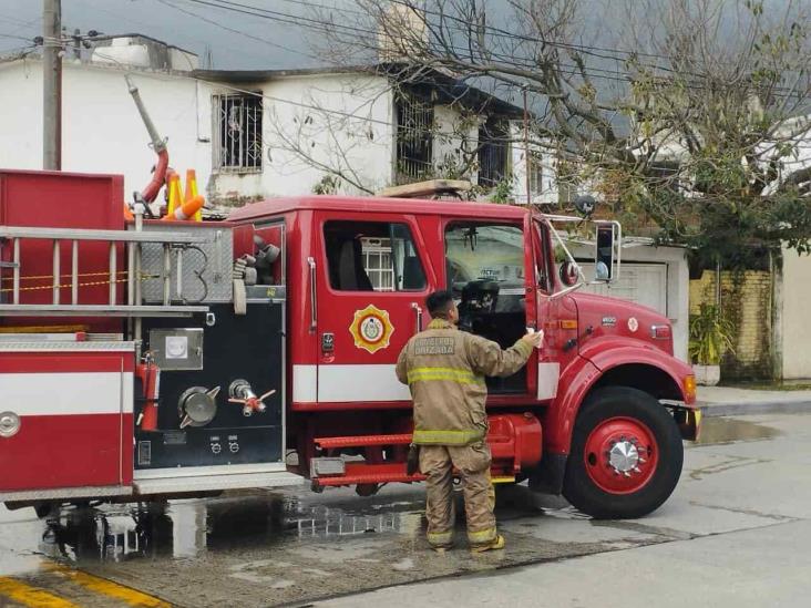 Incendio arrasa con vivienda en colonia de Orizaba