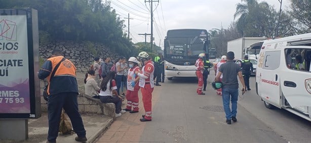 Choque entre camioneta y autobús de pasajeros deja varios lesionados, en Córdoba