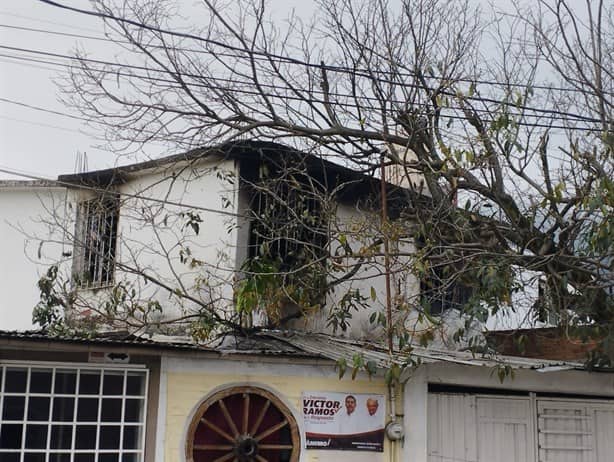 Incendio arrasa con vivienda en colonia de Orizaba