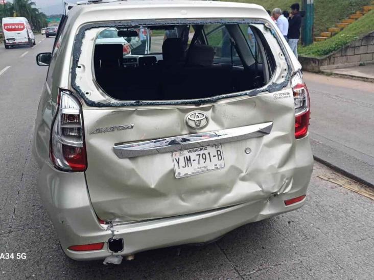 Choque entre camioneta y autobús de pasajeros deja varios lesionados, en Córdoba