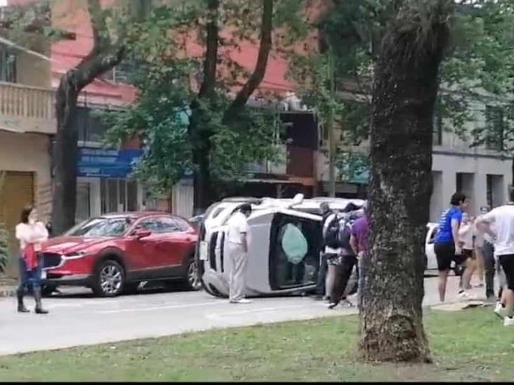 Camioneta sufre aparatosa volcadura en avenida Ruiz Cortines, en Xalapa