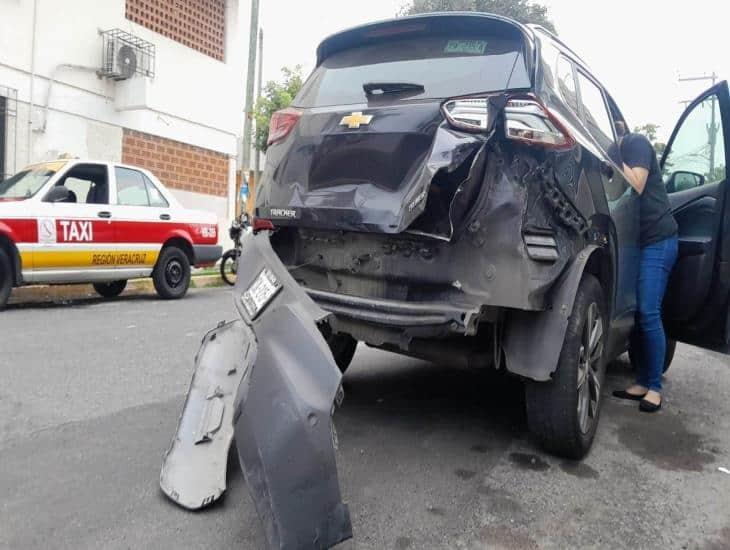 Motociclista en Veracruz choca contra camioneta y termina en discusión