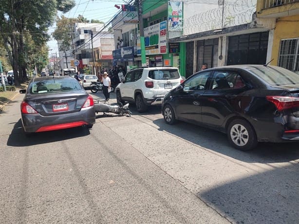 Causa daños moto repartidora a tres autos en avenida Américas, en Xalapa