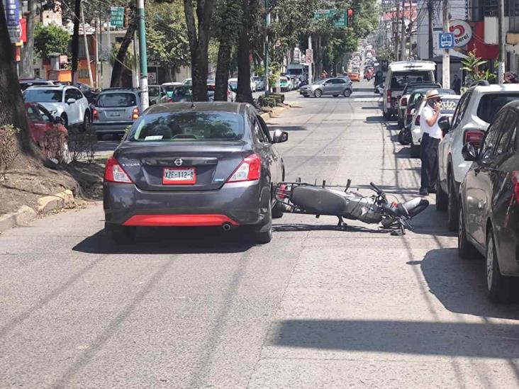 Causa daños moto repartidora a tres autos en avenida Américas, en Xalapa