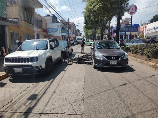 Causa daños moto repartidora a tres autos en avenida Américas, en Xalapa