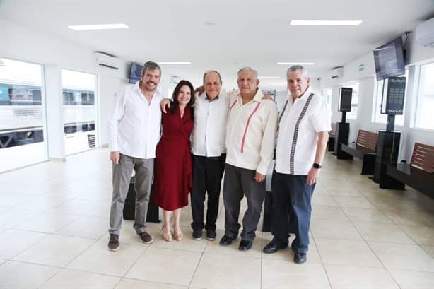 AMLO se reúne con la familia Robles Barajas en Veracruz