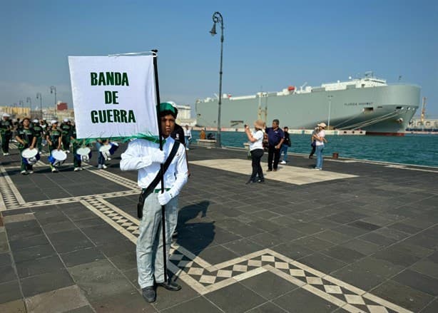 Desfilan en Veracruz para conmemorar 60 años de la secundaria José Azueta | VIDEO