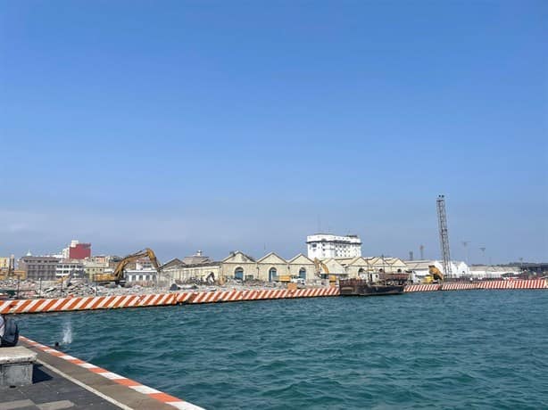 Destruyen instalaciones y bodegas del puerto de Veracruz por construcción de nueva plaza