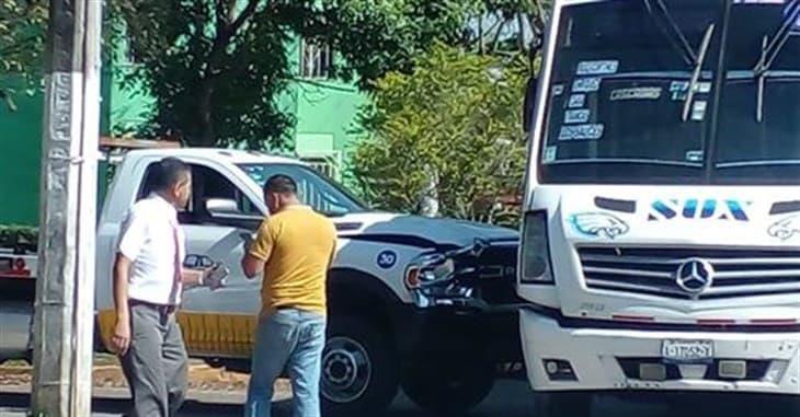 ¡Tremendo susto! autobús SUX es chocado por una grúa en Xalapa