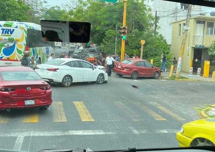 Automovilistas chocan en la avenida Cuauhtémoc, en Veracruz
