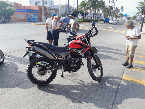 Motociclista lesionado chocar contra automóvil en avenida Miguel Alemán de Veracruz