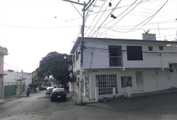 Vecinos de la colonia Remes denuncian cables sueltos en Boca del Río