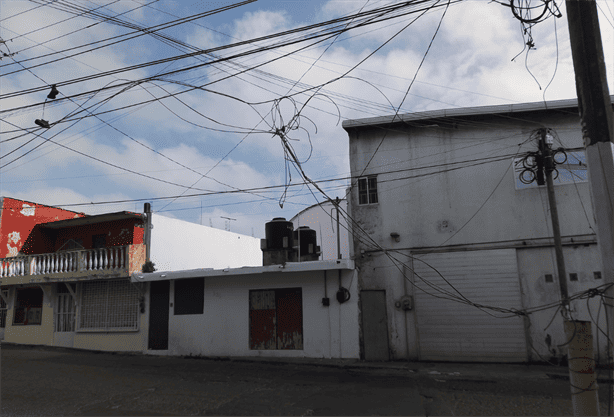 Vecinos de la colonia Remes denuncian cables sueltos en Boca del Río