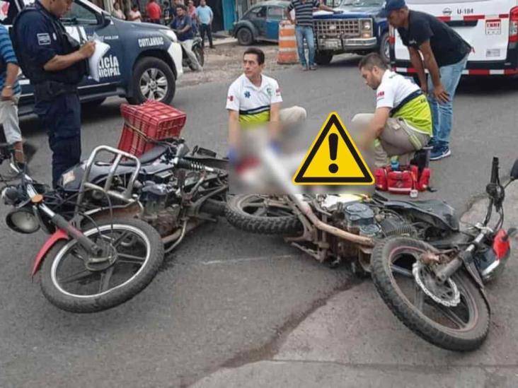 En Cuitláhuac, 2 motociclistas heridos tras choque frontal