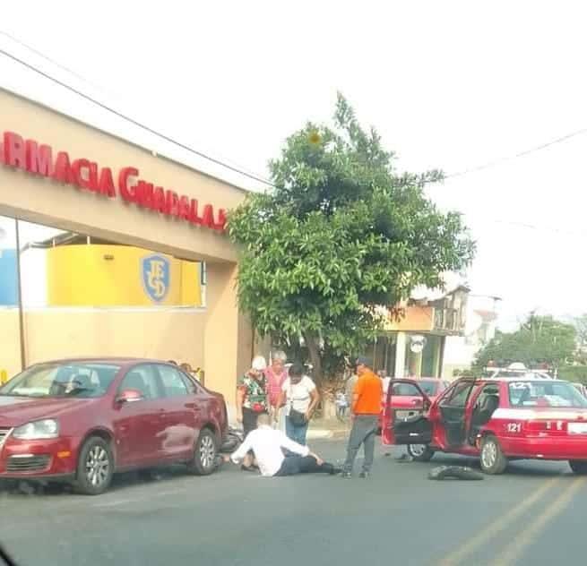 Taxi y motociclista chocan en calles de Cardel, en Veracruz
