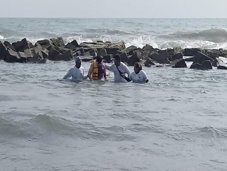 Rescatan a 6 turistas de perder la vida ahogados en Úrsulo Galván