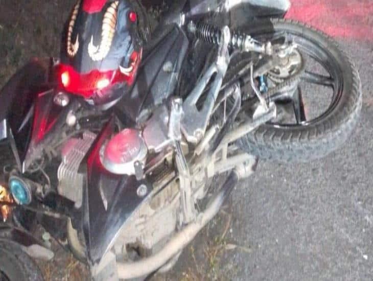 Motociclista en Úrsulo Galván termina en hospital luego de derrapar