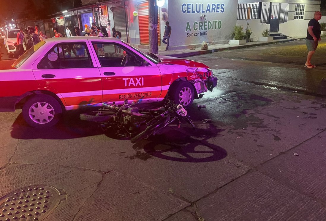 Taxista arrolla a motociclista en colonia Venustiano Carranza y huye del lugar