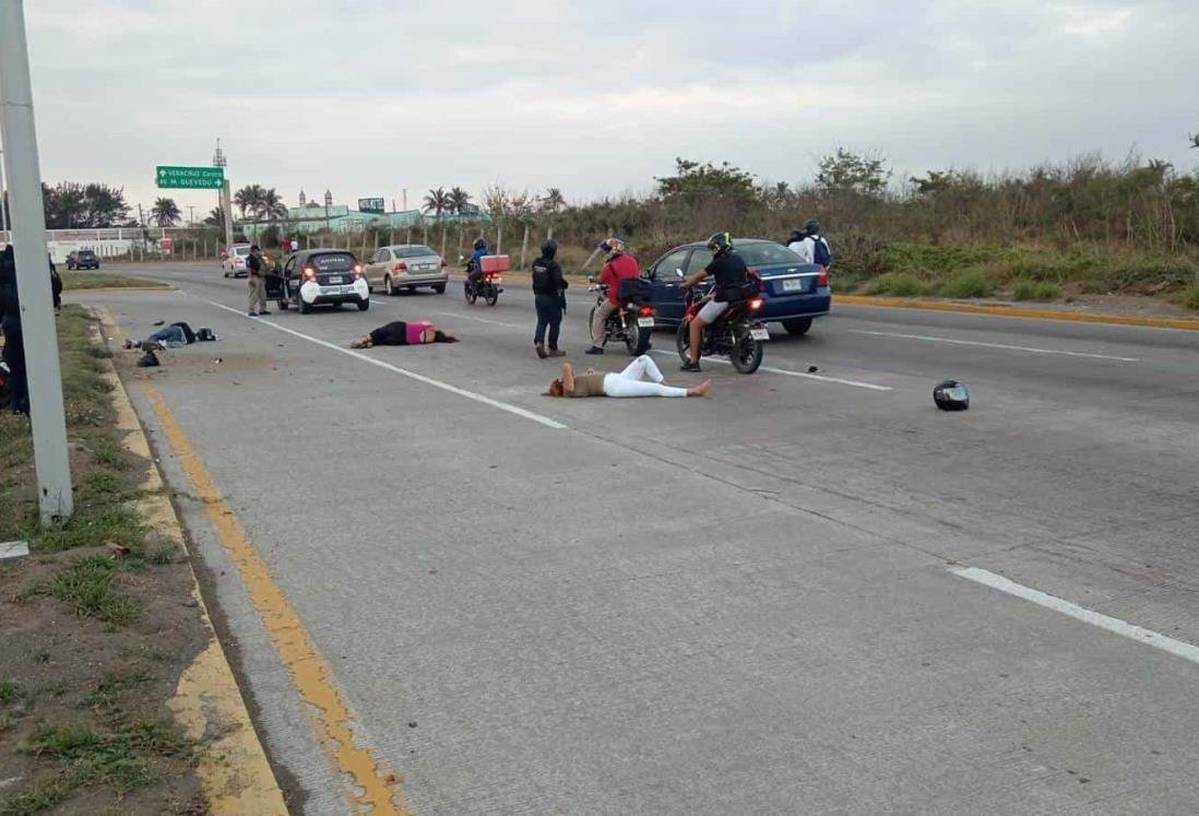 Tres jóvenes abordo de una motocicleta en Veracruz se accidentan y terminan en hospital