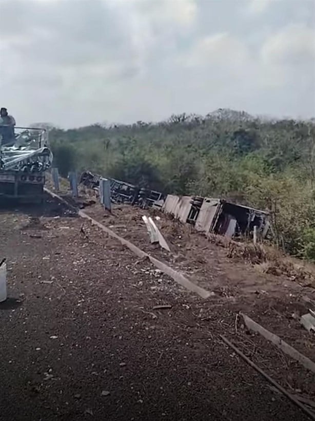 Tráiler tipo nodriza se volcó en la Antigua, vehículos que transportaba fueron dañados