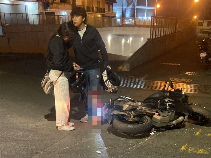 Motociclista es arrollado por un taxi en la calle Cándido Aguilar de Xalapa