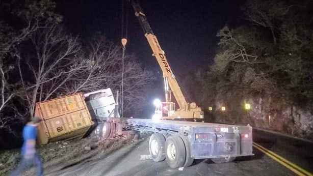 Vuelca tráiler en las curvas de Plan del Río