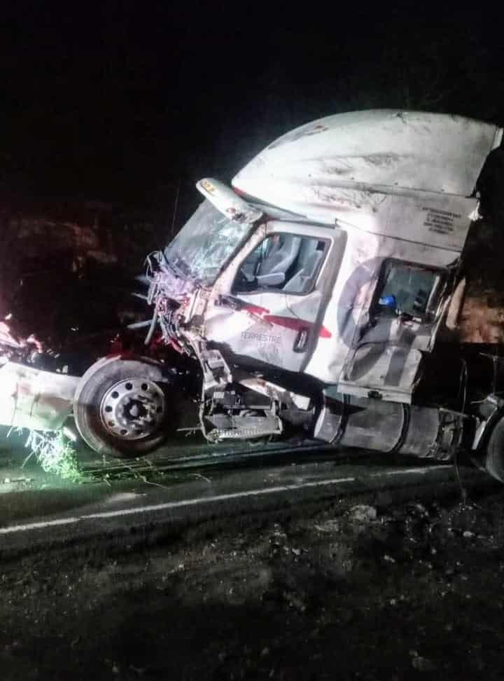 Vuelca tráiler en las curvas de Plan del Río