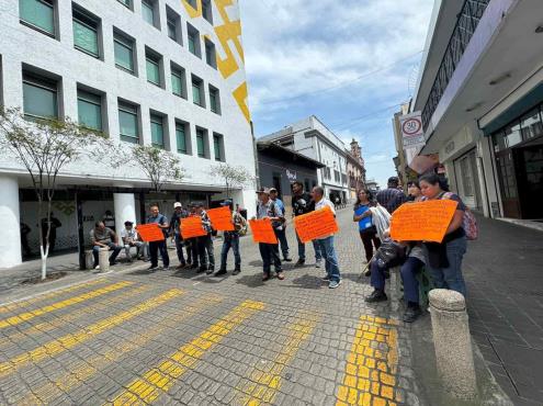 Extrabajadores de Seguridad Pública se manifiestan en Xalapa