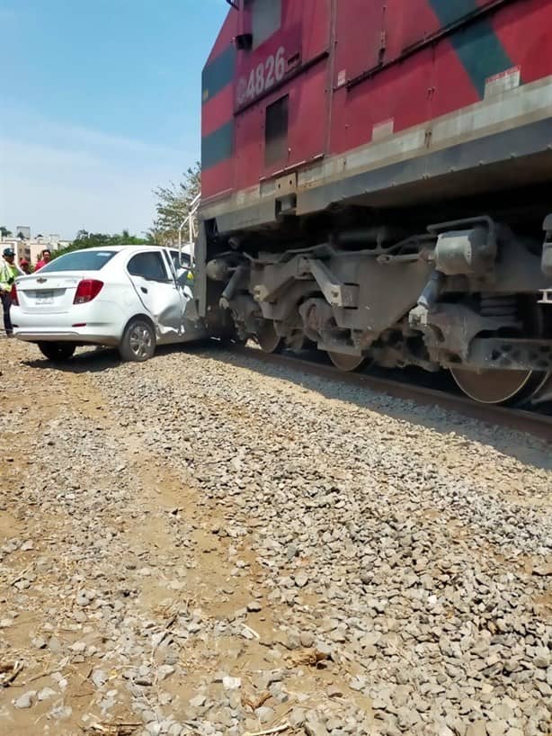 Automovilista de Veracruz es arrastrado más de 10 metros por una locomotora