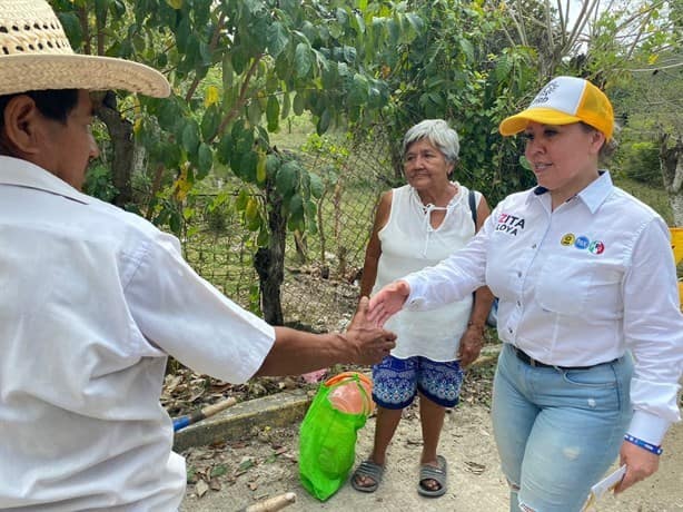 Realiza Zita Loya recorrido en comunidades de Tihuatlán