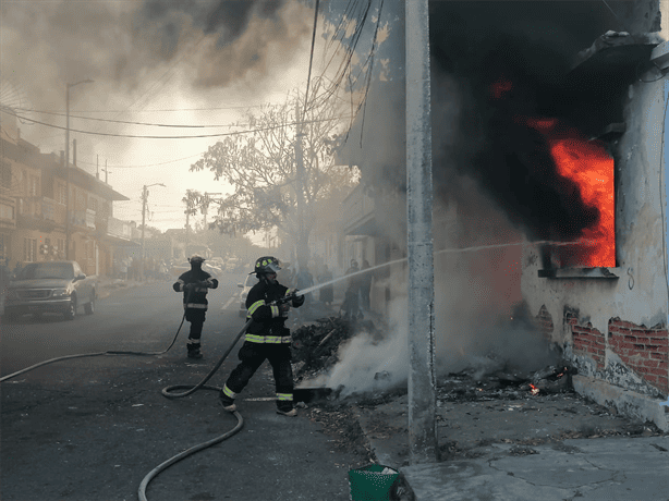 Se incendia casa abandonada en colonia Centro de Veracruz; vecinos piden intervención de autoridades