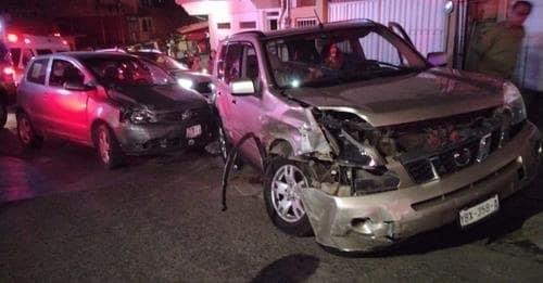 Camioneta choca contra autos estacionados en colonia de Xalapa