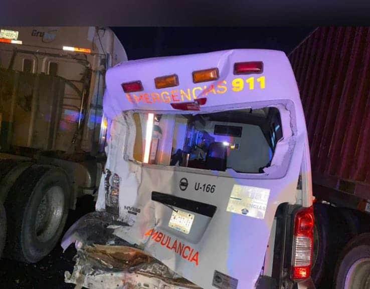 Paramédicos y policías viales chocan con tráiler en Chichicaxtle; resultan heridos