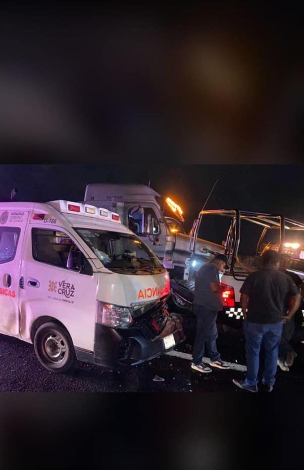 Paramédicos y policías viales chocan con tráiler en Chichicaxtle; resultan heridos