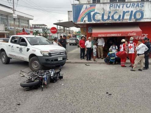 Choque entre moto y camioneta deja un lesionado, en Martínez de la Torre