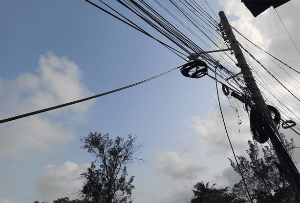 Vecinos de la colonia Estatuto Jurídico denuncian cables sueltos de alta tensión