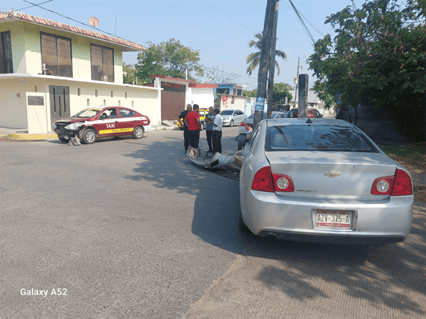 Accidente en Infonavit El Vergel: Taxista presuntamente distraído con el celular provoca colisión