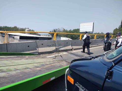 Camioneta choca contra muro de contención del puente Bicentenario de Xalapa