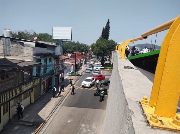 Camioneta choca contra muro de contención del puente Bicentenario de Xalapa