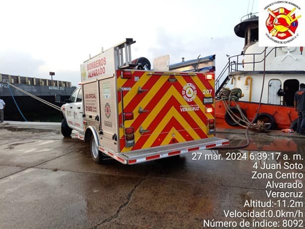 Sofocan incendio dentro de barco remolcador en Alvarado