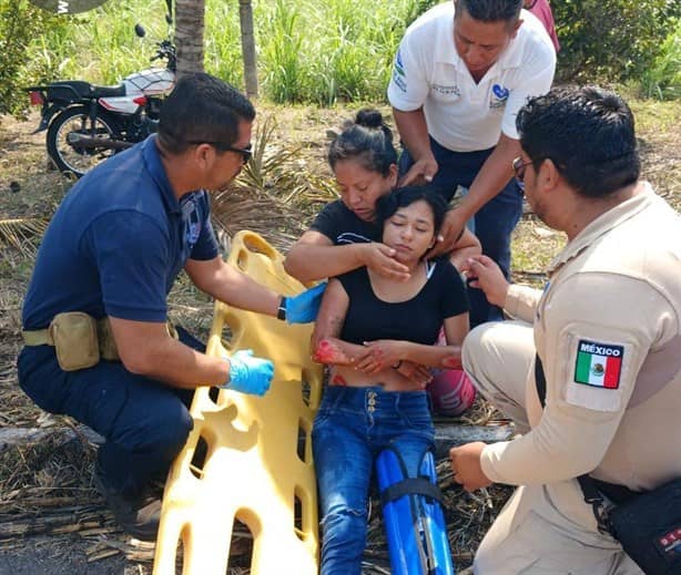 Jovencita sufre accidente en moto en Puente Nacional, Veracruz