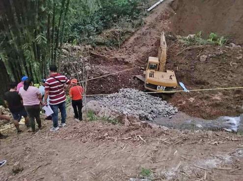 Aún no entregan cuerpo de persona sepultada por derrumbe en camino de Yecuatla