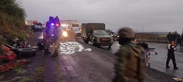 Vuelca vehículo de la Sedena en libramiento Xalapa-Perote; hay 10 soldados lesionados